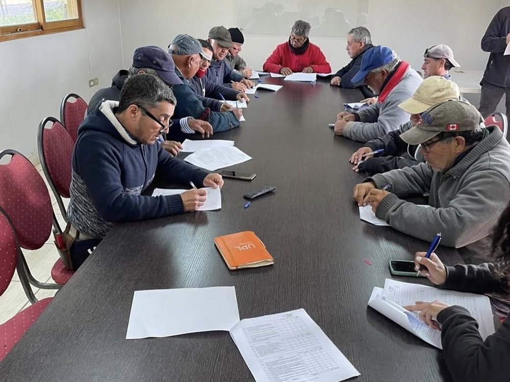 Trabajadores respondiendo evaluación escrita en capacitación